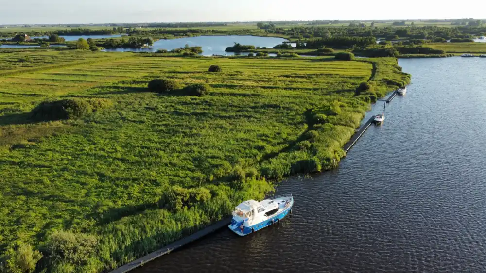 HW Yachtcharter Grou | Vaarvakantie in Friesland met een comfortabel motorjacht
